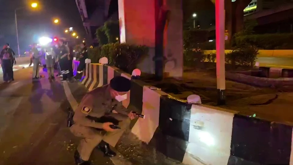 “ส.ต.อ.” ขี่บิ๊กไบค์เสียหลักชนแบริเออร์ดับ เพื่อนสาวสาหัส เร่งตรวจวงจรปิด