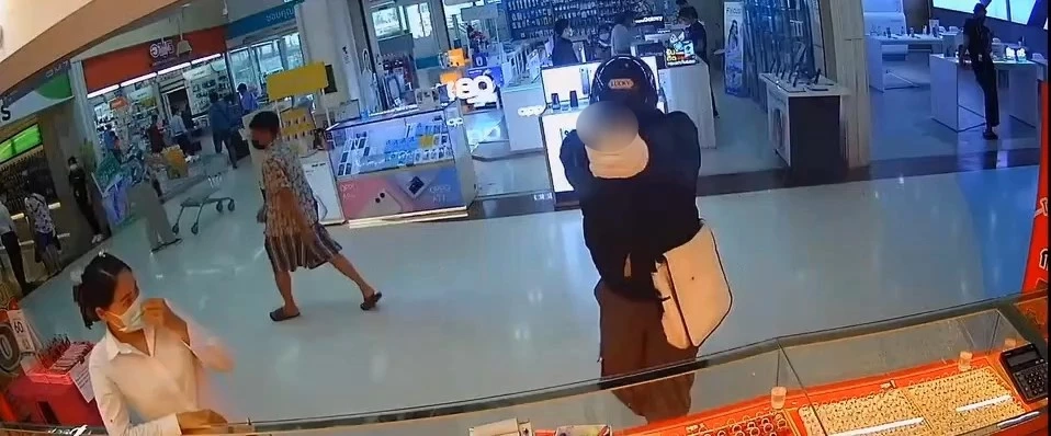 รวบยกแก๊ง ชักปืน "ชิงทอง" วางระเบิดขู่กลางห้างอยุธยา พบอดีตนักการเมืองหัวหน้าทีม