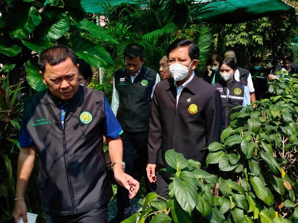 พด.- ปลัดเกษตรฯ เยี่ยมปลอบขวัญน้ำท่วม "สวนศรีวิเชียร"