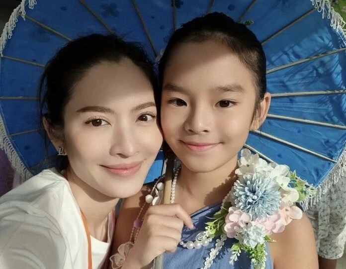 แอฟ-ทักษอร ภักดิ์สุขเจริญ กับลูกสาวน้องปีใหม่ 