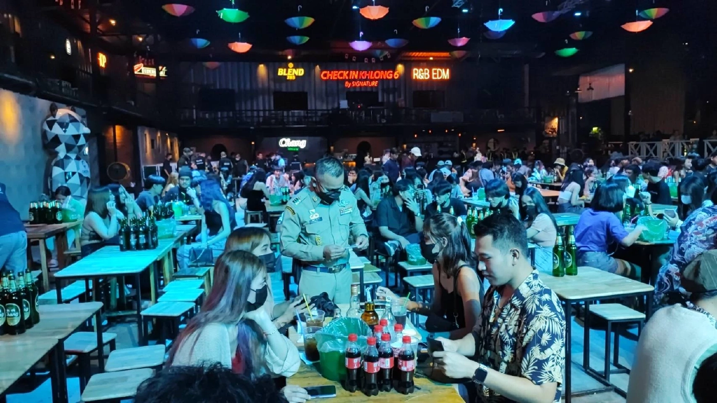 ฝ่ายปกครองร่วมตำรวจ สภ.คลองห้า ตรวจสถานบันเทิง เข้มงวดช่วงลอยกระทง
