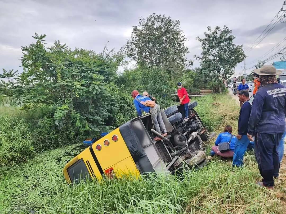 หวิดเศร้า มินิบัสรับส่ง นร.พลิกคว่ำตกคลองน้ำ ช่วยระทึกเด็ก 16 ชีวิต