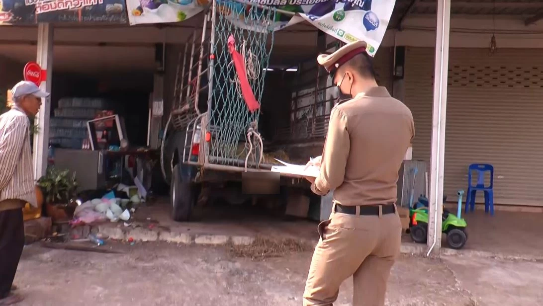 กระบะตีนผีเหินข้ามเลน พุ่งชนร้านค้าข้างทางพังยับ เด็ก 4 ขวบ ดับสลด (มีคลิป)