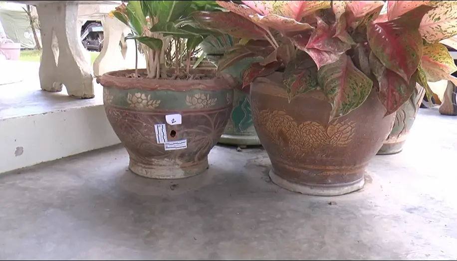 ร่องรอยของคมกระสุนที่ยิงเข้ามาในบ้านของ ตร.สืบภาค 7