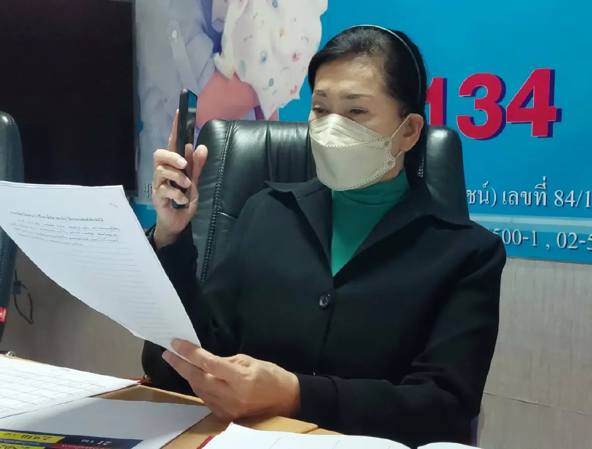 างปวีณา หงสกุล ประธานมูลนิธิปวีณาหงสกุลเพื่อเด็กและสตรี