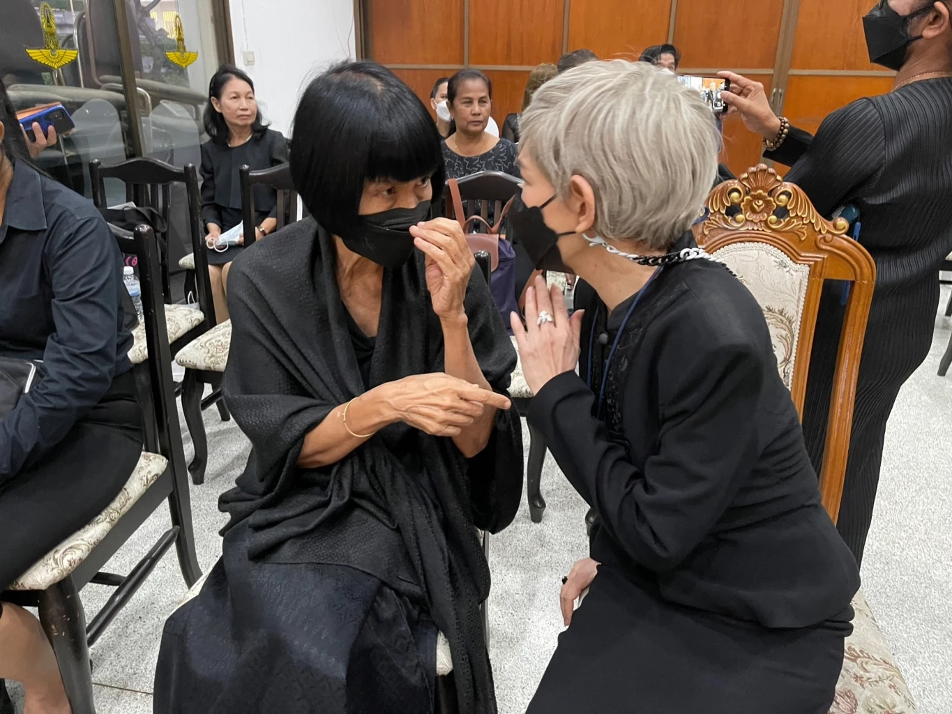 ในหลวง พระราชินี พระราชทาน พวงมาลาวางหน้าหีบศพ "ลินดา ค้าธัญเจริญ"