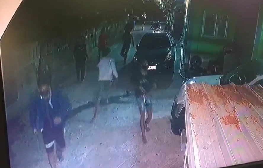 เปิดคลิป วัยรุ่นยกพวกพร้อมอาวุธมีด-ปืน ถล่มคู่อริถึงหอพัก เหตุแย่งจีบหญิง