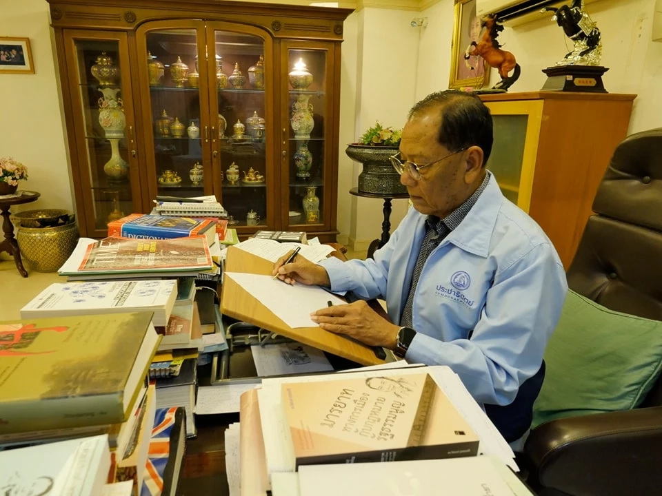 ดร.ไตรรงค์  สุวรรณคิรี  อดีตสมาชิกพรรคประชาธิปัตย์ ได้รับแต่งตั้งเป็นที่ปรึกษานายกฯ 