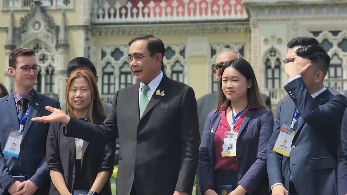 “บิ๊กตู่” ต้อนรับเยาวชน “เอเปค” รับบทเป็นไกด์! อารมณ์ดีพาเดินชมทำเนียบฯ