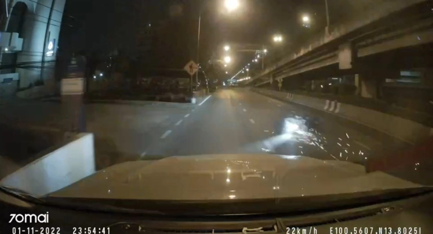 เปิดภาพนาทีสลด “ส.ต.อ.”สุทธิสาร ถูก จยย.ตามหลังเหยียบอย่างจัง(มีคลิป)