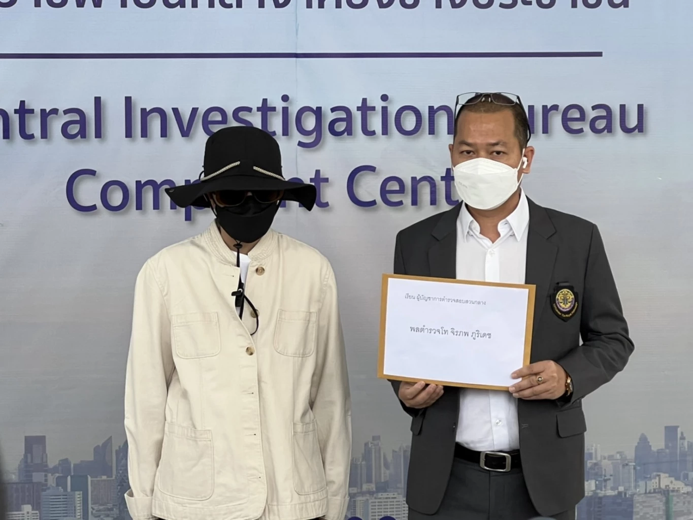 สาวหล่อสุดทน สองผัวเมียนายจ้าง บังคับเซ็นสัญญา "อยู่กิน 3 ผัวเมีย"