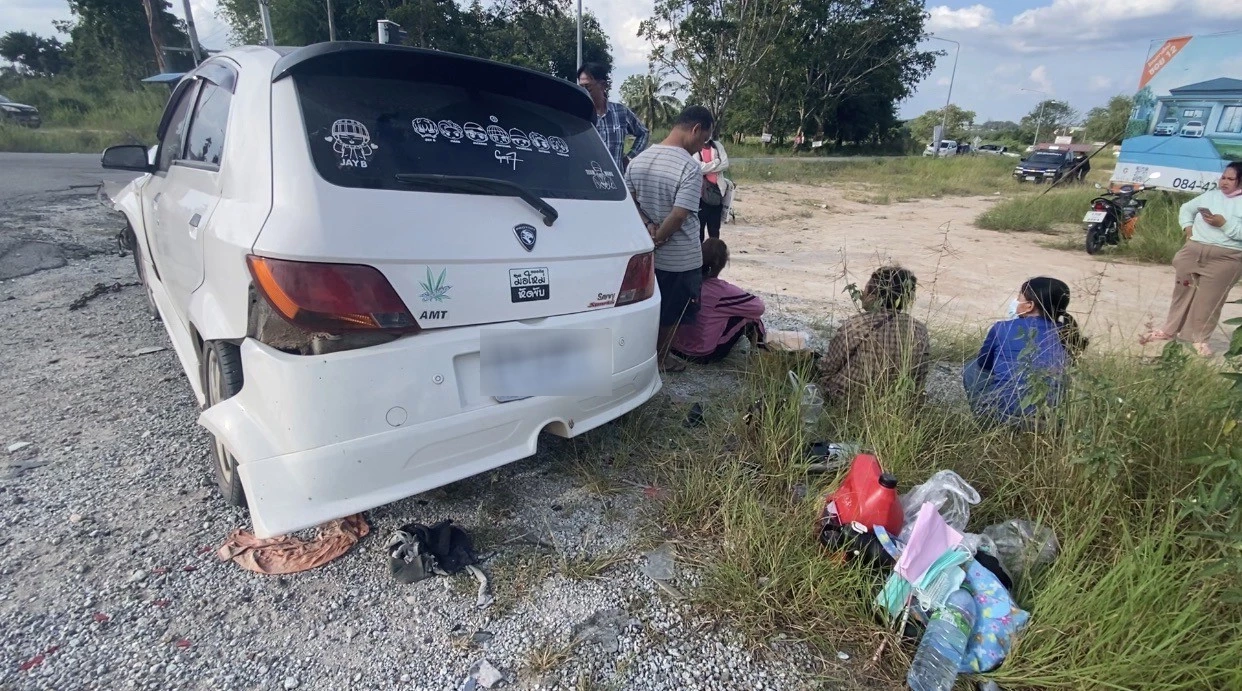 สามีช็อก! กระบะหักหลบเก๋ง พุ่งข้ามเลน ชน จยย. ภรรยา-ลูก ดับ 3 ราย