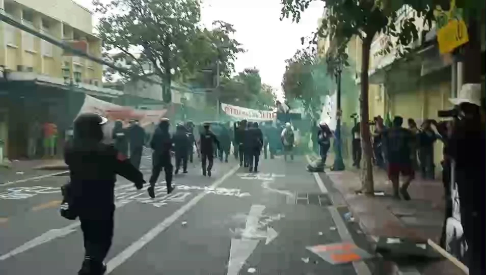 แกนนำ "กลุ่มราษฎรหยุดเอเปค" ประณามการสลายการชุมนุม ของ ตำรวจควบคุมฝูงชน