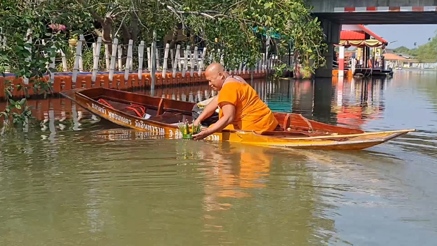 พระพายเรือเก็บซาก “กระทง” มอบโยมทำปุ๋ยเลี้ยงไก่ลดขยะ รักษาสิ่งแวดล้อม