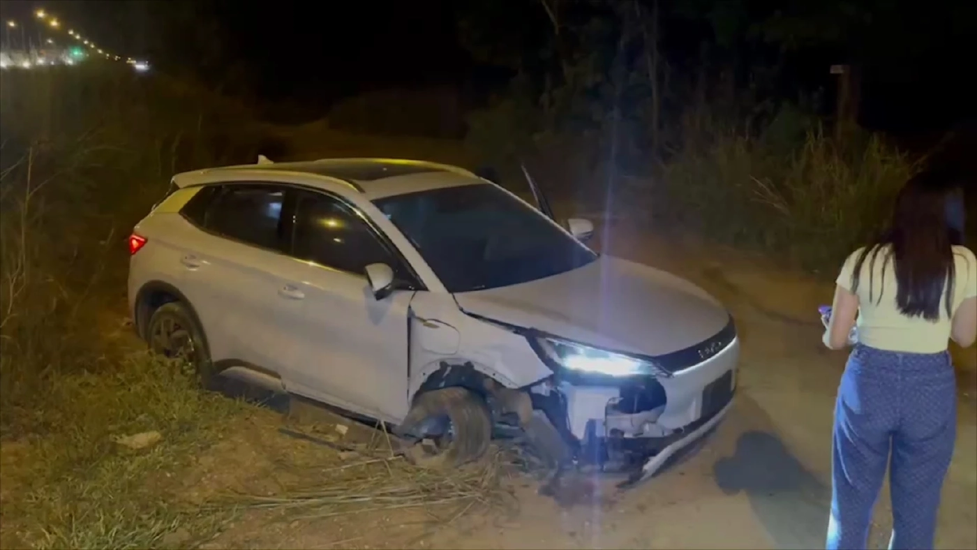 เปิดคลิป วินาทีเฉียดตาย รถยนต์ไฟฟ้าพุ่งชนแท่นแบริเออร์กลางถนน