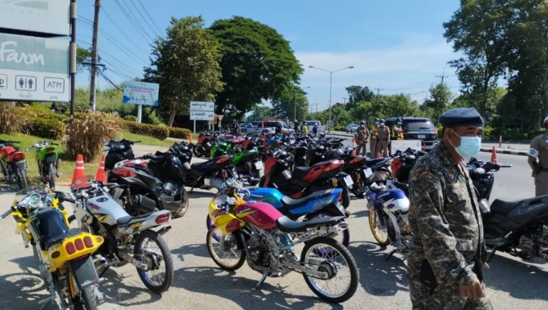 ไม่แผ่ว แชร์สนั่น คลิป "น้ำไม่อาบ" ซิ่งแหกโค้ง ชนเละเทะที่เขาค้อ (มีคลิป)