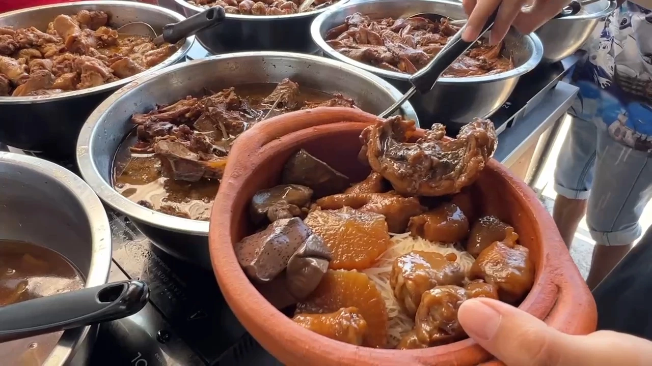 ก๋วยเตี๋ยวไก่มะระบุฟเฟต์ ตักได้ไม่อั้น-เติมได้ทั้งวัน