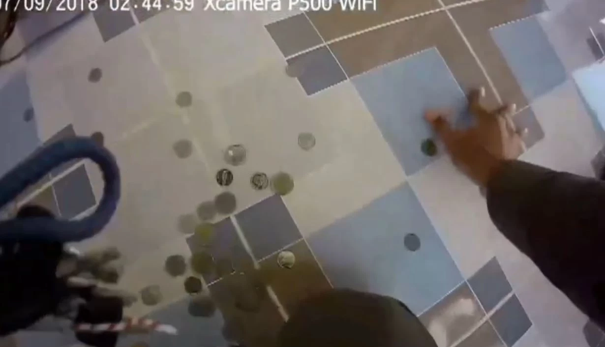 เปิดนาทีบุกรวบ "พ่อค้ายาบ้า" คาบ้านพัก ราคาถูกจนเหรียญหล่นกระจาย (มีคลิป)