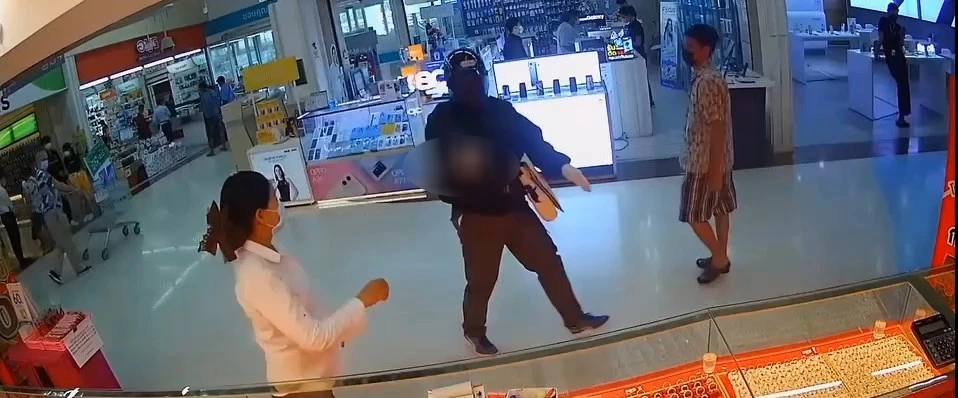 รวบยกแก๊ง ชักปืน "ชิงทอง" วางระเบิดขู่กลางห้างอยุธยา พบอดีตนักการเมืองหัวหน้าทีม