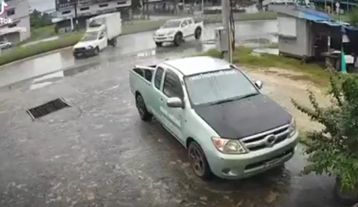 ฝนตกถนนลื่น! กระบะตู้ทึบเสียหลักชนเต็นท์งานศพ พลิกคว่ำตกคูน้ำ ดับ 2 ราย