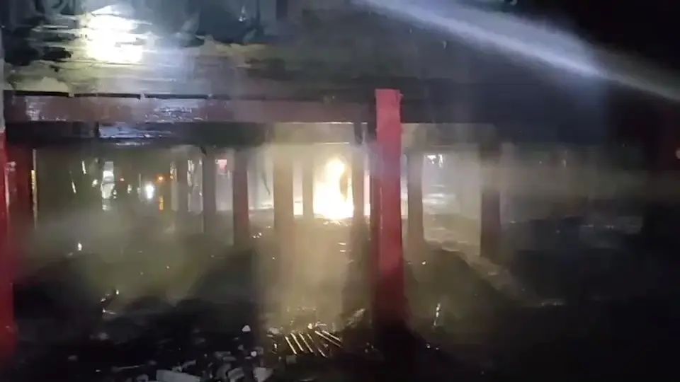 ไฟไหม้ศาลาการเปรียญ อายุ 100 ปี ศพตั้งสวดถูกเผาคากองเพลิง (คลิป)