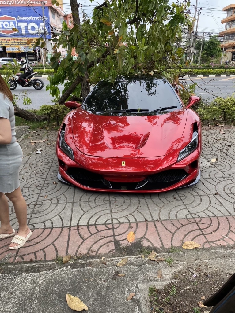 "กาก้า" นักแข่งรถชื่อดัง ควบเฟอร์รารี่ เสียหลักชนต้นไม้ข้างทาง บาดเจ็บ