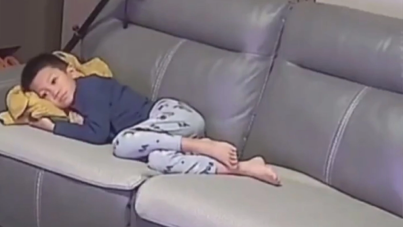 'รักวัวให้ผูก รักลูกลงโทษ' พ่อแม่จีนบังคับลูกชายให้ดูทีวีทั้งคืน (คลิป)