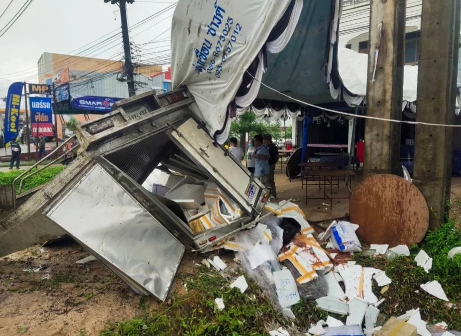 ฝนตกถนนลื่น! กระบะตู้ทึบเสียหลักชนเต็นท์งานศพ พลิกคว่ำตกคูน้ำ ดับ 2 ราย