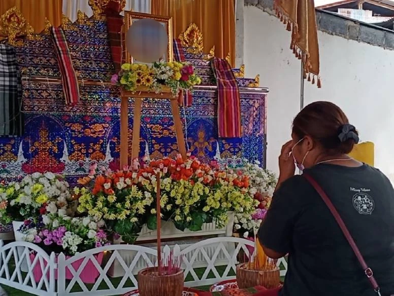 หนุ่มเมาแค้นญาติ ไม่คืนเงิน 20 บาท ผลักล้มคว่ำ-มีดปาดคอดับ