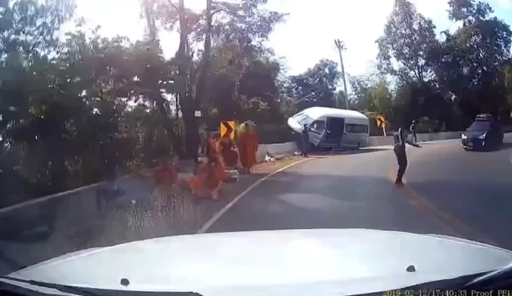 รถตู้คันแรกประสบอุบัติเหตุแหกโค้ง S1 ภูทับเบิก