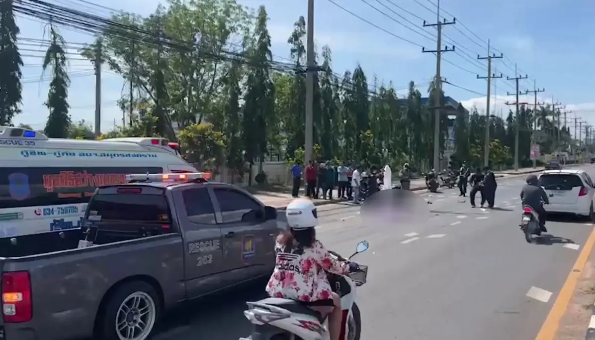 สิบล้อแซงซ้าย-ปาดขวา เกี่ยววิน จยย. ล้ม ลูกค้าวัย 83 โดนทับเสียชีวิต