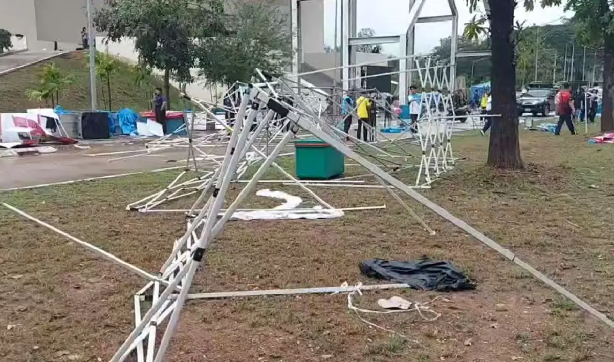 พายุฝนถล่ม! งานแถลงข่าว ม.ราชภัฏเพชรบูรณ์ เต็นท์ปลิวว่อน นศ.บาดเจ็บ 2 ราย