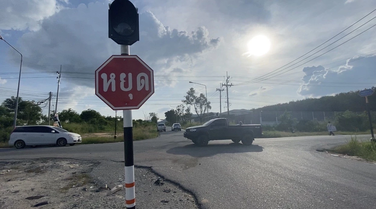 สามีช็อก! กระบะหักหลบเก๋ง พุ่งข้ามเลน ชน จยย. ภรรยา-ลูก ดับ 3 ราย