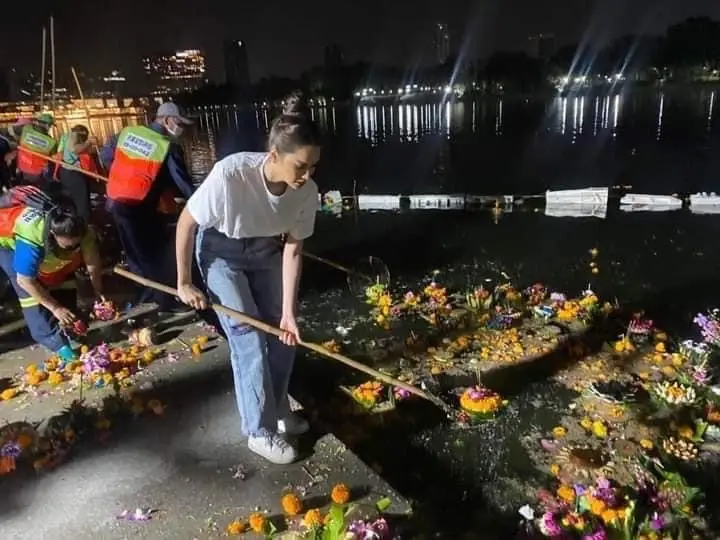 “แอนนาเสือ” ลงพื้นที่ช่วยเก็บกระทง
