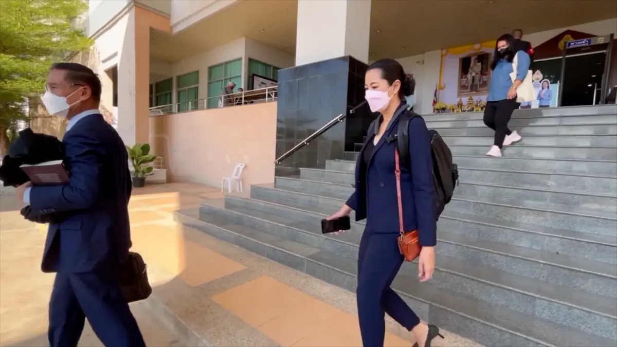 น.ส.ปารีณา เดินทางไปขึ้นศาล จ.ขอนแก่น