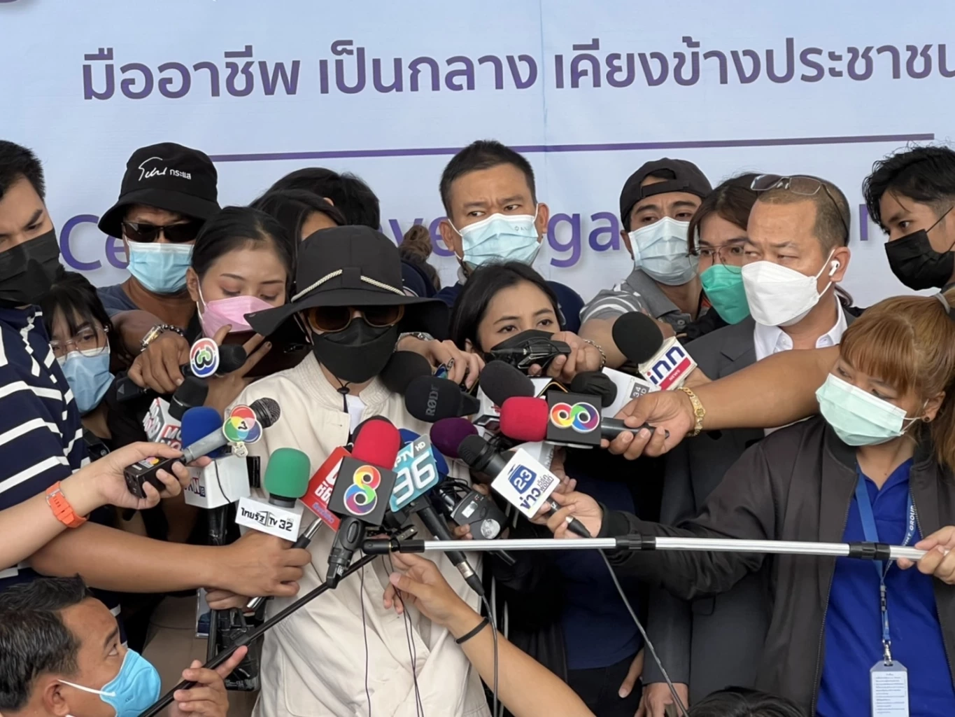 สาวหล่อสุดทน สองผัวเมียนายจ้าง บังคับเซ็นสัญญา "อยู่กิน 3 ผัวเมีย"