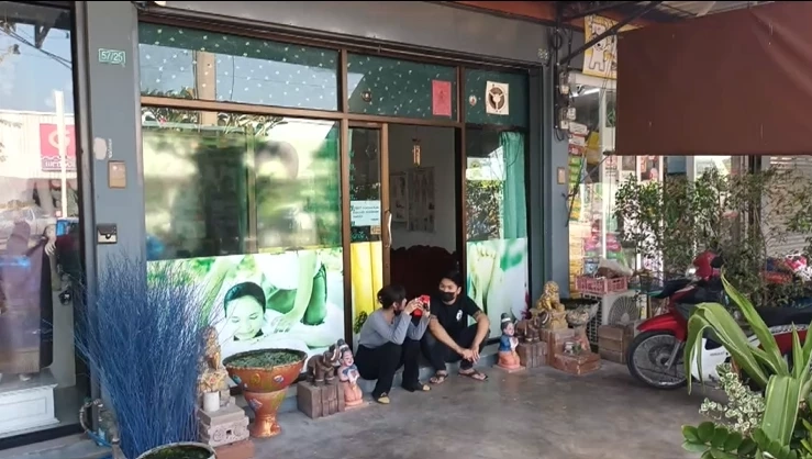 ช่างแอร์คลั่งยา หึงเจ้าของร้านหมอนวด ไล่ท้าต่อยลูกค้า ต้องตาม ตร.มาหิ้วตัว