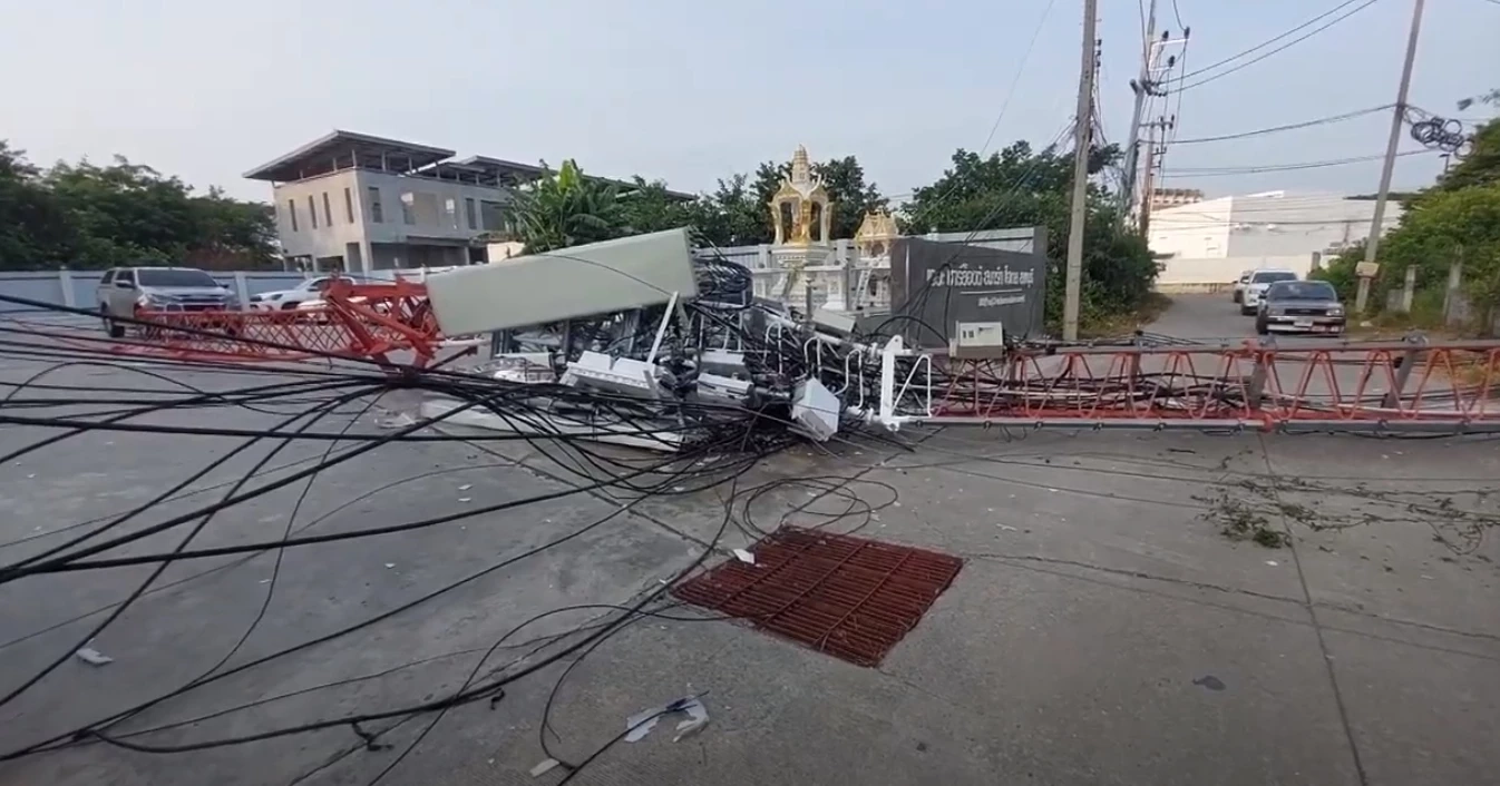 ป่วนทั้งอำเภอ โจรแสบ ขโมยถอดน็อตและสายสลิงยึดเสาส่งสัญญานทรูมูฟ จนหักโค่น 