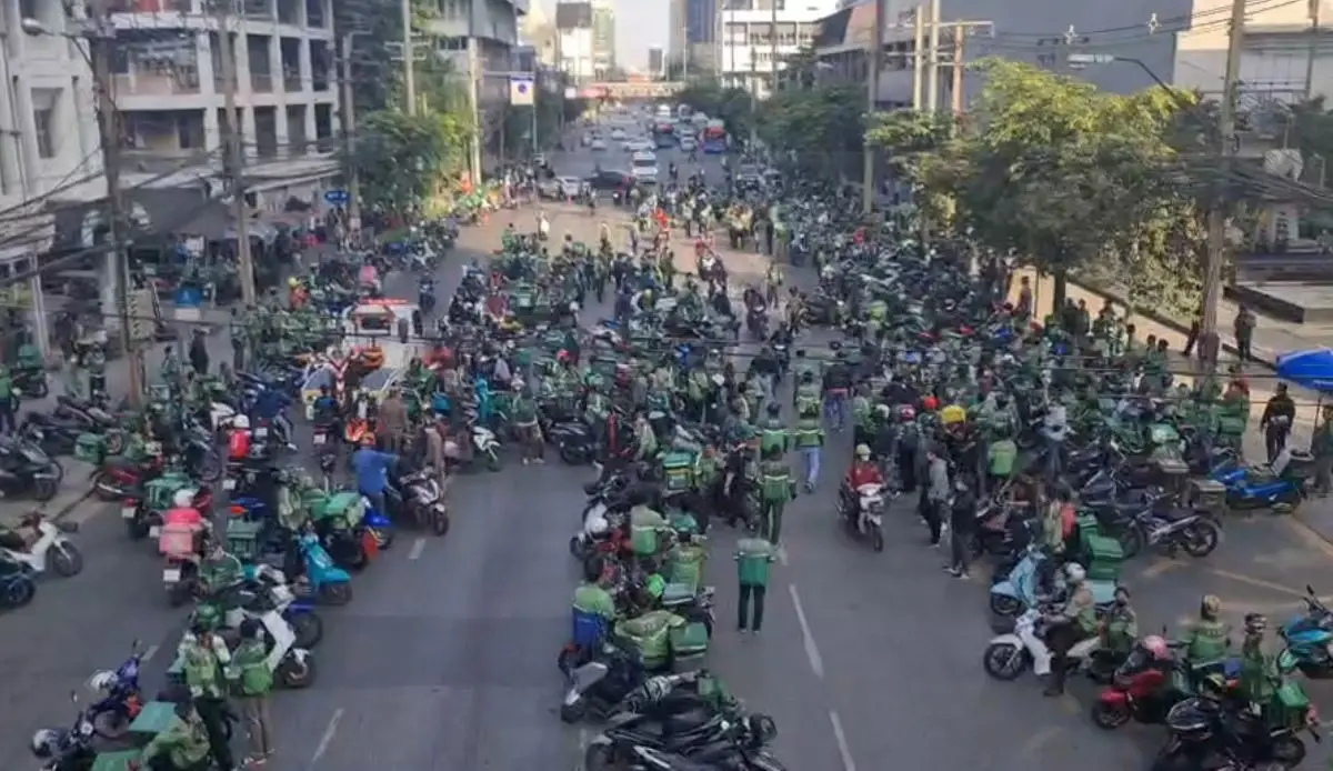 กลุ่มไรเดอร์ ปิดถนนเพชรบุรี เรียกร้อง "แกร็บ" ยกเลิกระบบจองงาน (มีคลิป)