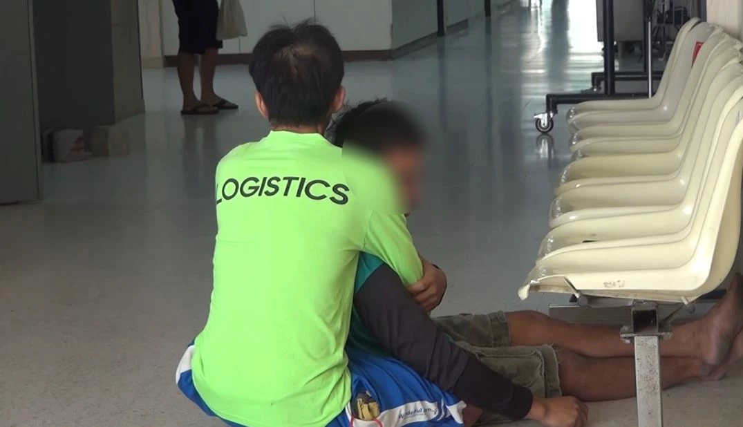 กระบะตีนผีเหินข้ามเลน พุ่งชนร้านค้าข้างทางพังยับ เด็ก 4 ขวบ ดับสลด (มีคลิป)