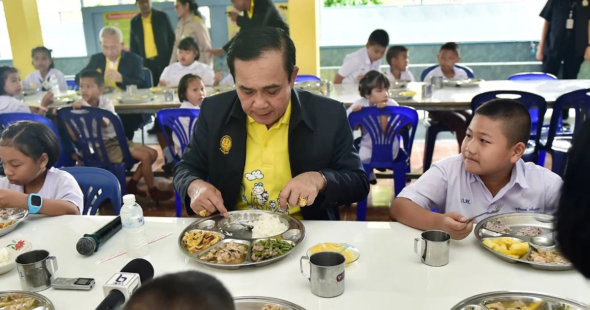 พล.อ.ประยุทธ์  จันทร์โอชา  นายกรัฐมนตรี ร่วมรับประทานอาหารกลางวัน ถาดหลุม กับนักเรียน 