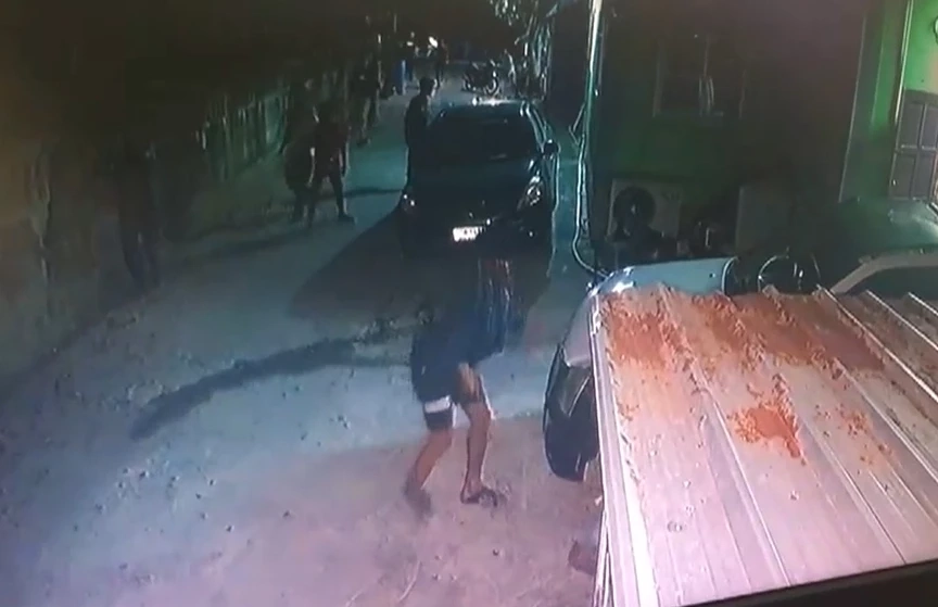 เปิดคลิป วัยรุ่นยกพวกพร้อมอาวุธมีด-ปืน ถล่มคู่อริถึงหอพัก เหตุแย่งจีบหญิง