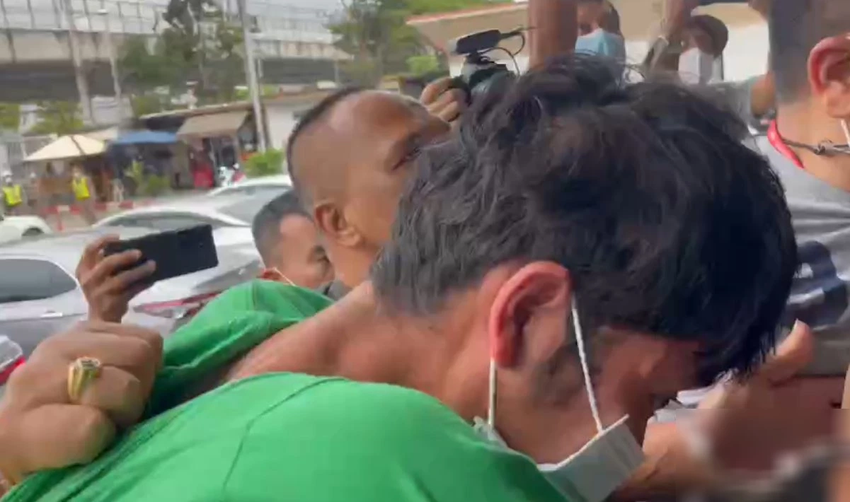 ญาติแค้น! รุมประชาทัณฑ์ มือฆ่าสาวสอง โยนทิ้งคลองส่งน้ำ (มีคลิป)