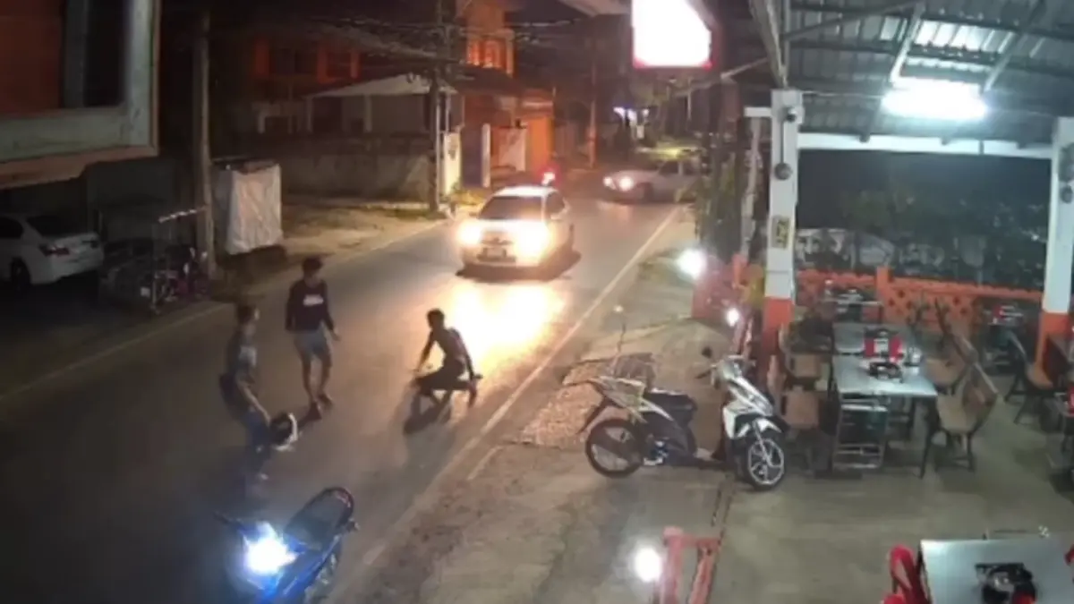 สองพี่น้องก่อเหตุเมากร่าง ทำร้ายคนขับรถผ่านหน้าร้านหมูกระทะ