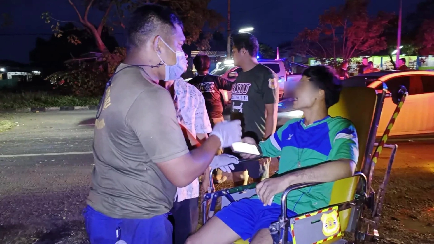 นายเบญจพงษ์ เพ่งพิศ อายุ 27 ปี คนขับ ได้รับบาดเจ็บ โชคดีไม่ถึงขั้นเสียชีวิต