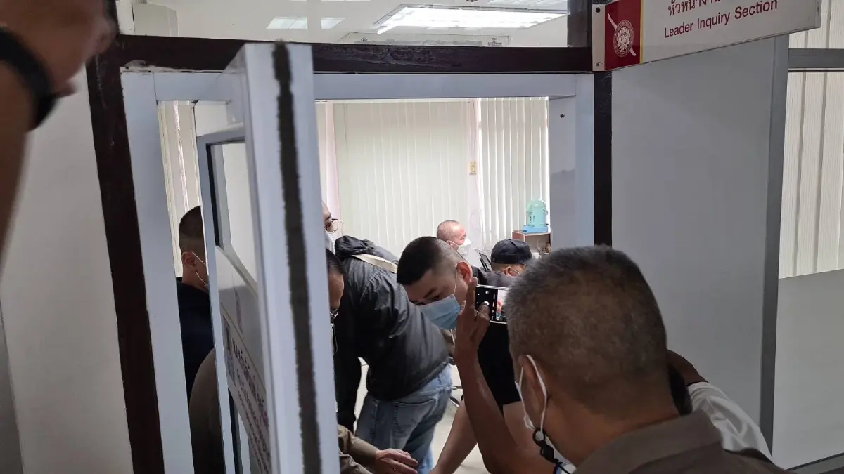 "หมู่โด้" โผล่มอบตัวปลอมยศหลอกแอ้มสาว เจอแจ้งทันที 2 ข้อหา