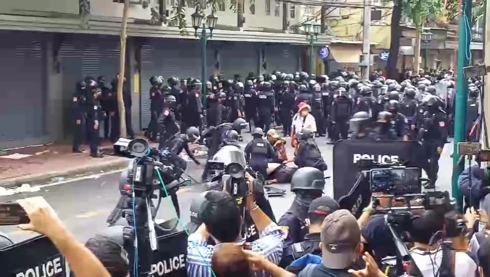 หวิดปะทะรอบสอง ขณะคฝ.กระชับพื้นที่ ช่างภาพ"รอยเตอร์"บาดเจ็บ