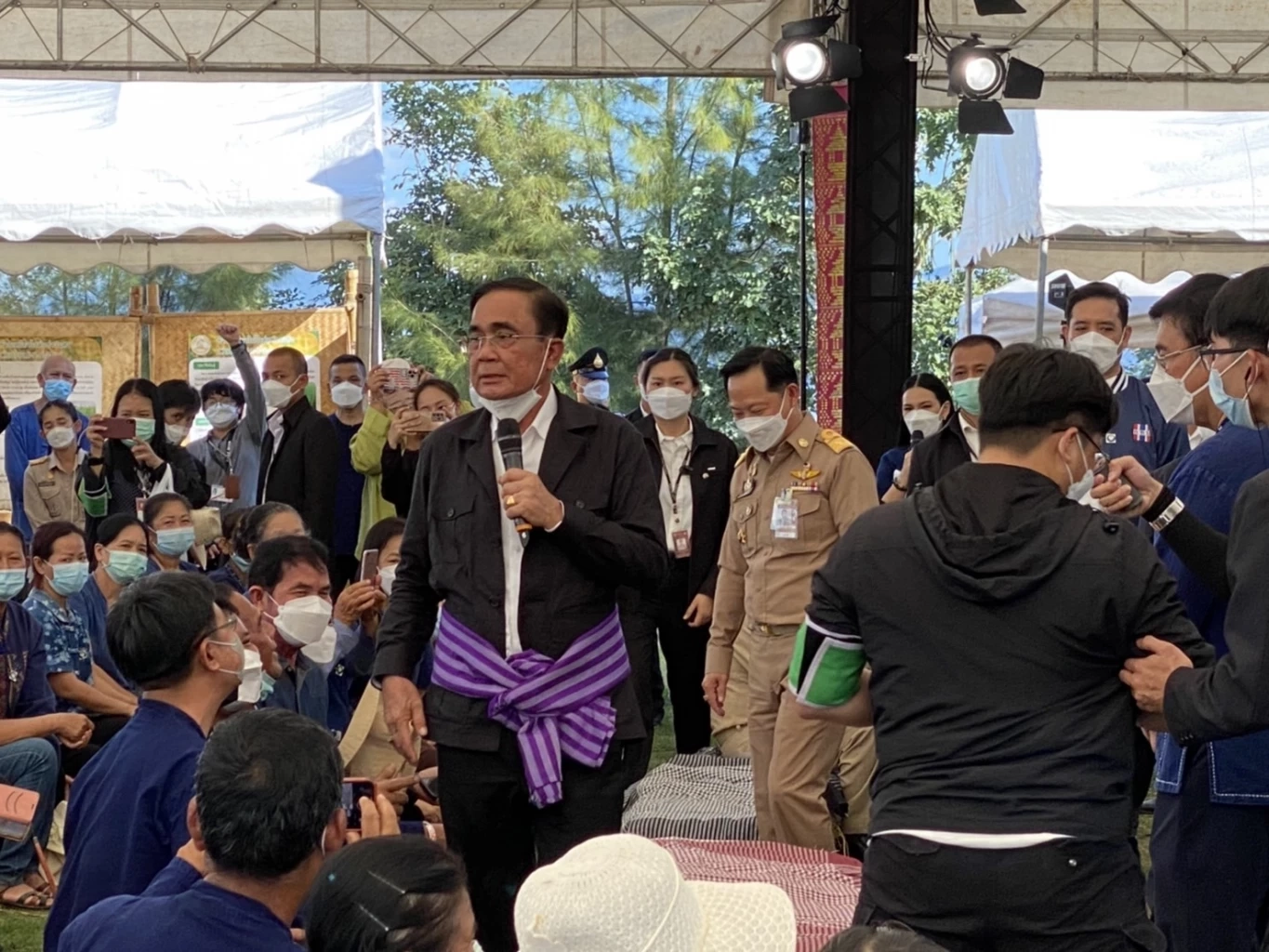 “บิ๊กตู่” ลุยเชียงราย โชว์ขับรถเกี่ยวข้าว เปิดงาน “เกี่ยวข้าวรักษ์โลก”