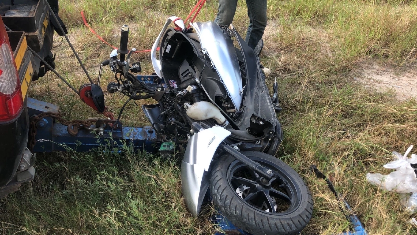 สามีช็อก! กระบะหักหลบเก๋ง พุ่งข้ามเลน ชน จยย. ภรรยา-ลูก ดับ 3 ราย