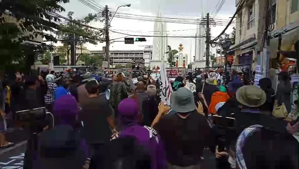 ผู้ชุมนุม "กลุ่มราษฎรหยุดเอเปค" ยืนยันปักหลักชุมนุมต่อเนื่อง